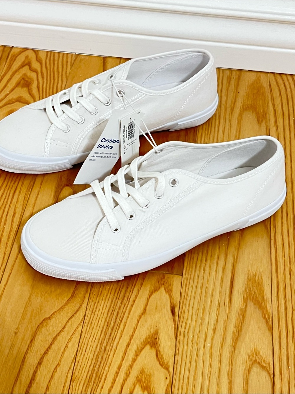Old Navy White Low-Top Comfy Canvas Sneakers Size 9 Perfect Everyday Shoes - Picture 7 of 13